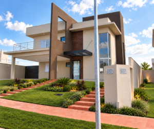 Fachada de residência contemporânea em terreno inclinado, com grandes planos de vidro, detalhes amadeirados, volumes verticais e jardim acompanhando o desnível.