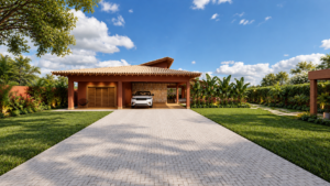 Fachada de residência com telhado cerâmico, estrutura em madeira, revestimento em pedra, garagem e paisagismo tropical.